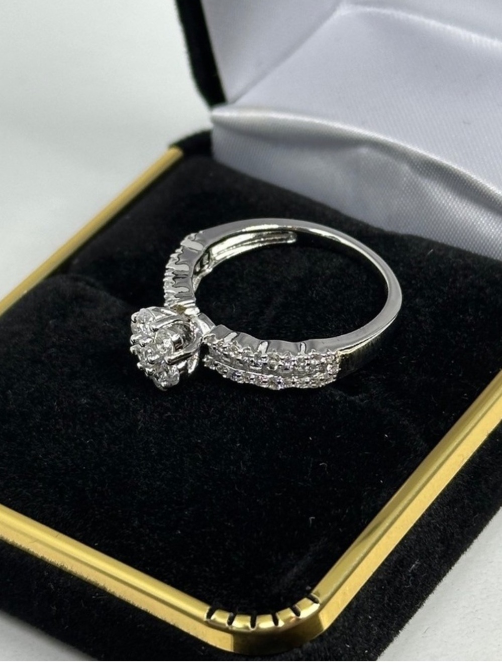 925 Silver Floral Crystal
Cluster Ring - White Sz7 - Picture 3 of 17